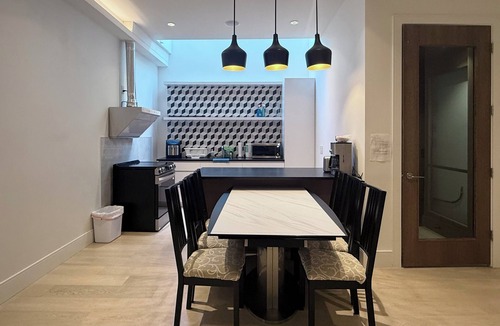 Shaughnessy House | Modern Private Suite in Vancouver with Free Parking