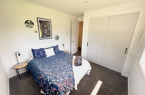 Lowburn Bed & Breakfast | Modern private suite on local cherry orchard