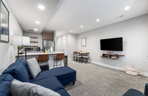 Villa Park Apartment | Modern Private Suite | Walk to Rail + Broncos