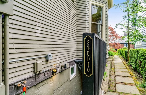 Queen Anne Apartment | Modern Queen Anne studio - full kitchen - one block to Kerry Park, near downtown