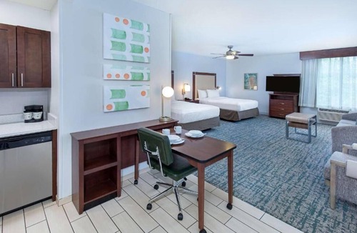 Sandy Springs Hotel | Modern Queen Studios w/Free Breakfast, Shuttle & Steps from Perimeter Mall