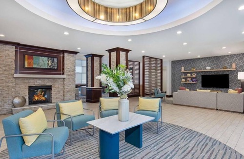 Sandy Springs Hotel | Modern Queen Studios w/Free Breakfast, Shuttle & Steps from Perimeter Mall
