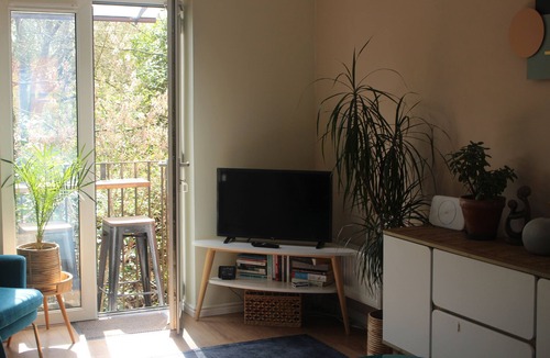 Clyst St Mary Apartment | Modern Quiet Apartment with Balcony & EV & Private Parking