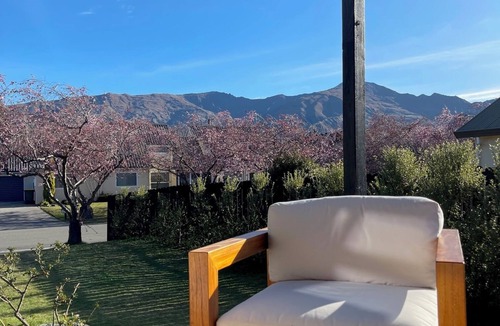 Wanaka Cottage | Modern quiet cottage close to lake - Situated in quaint old Wanaka