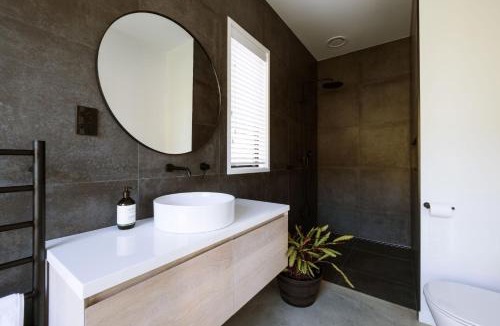 Raglan House | Modern Raglan Hideaway