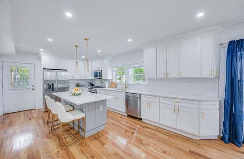 Milton House | Modern Red Door Haven +5mins to Boston public transportation, FREE Parking!