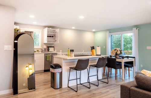 Bryn Mawr-Skyway House | Modern Remodeled 3 BR+2 BA Upper Unit near Airport in Seattle with WiFi and AC