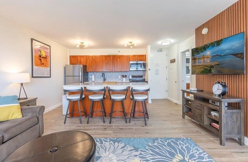 Waikiki Condo | Modern remodeled Condo. Walk to Waikiki Beach. Oceanview. Free Parking. AC.