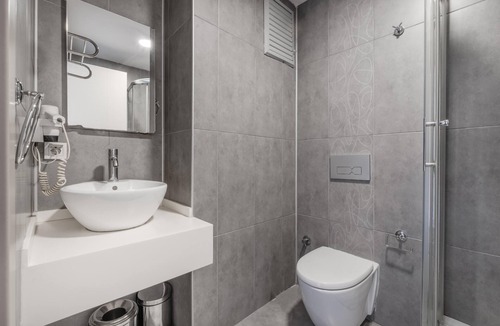 Mahmutbey Apartment | Modern Residence Studio Flat w Balcony in Bagcilar