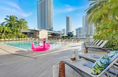 Hallandale Beach Hotel | Modern Resort Apartment with Balcony Pool Gym