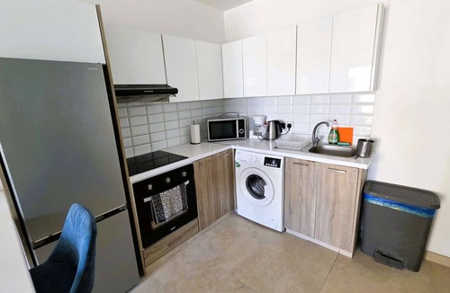Skala Apartment | Modern Retreat: 2br Stylish Apt with Comfy Rooms!