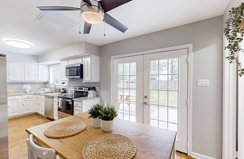Panther Creek House | Modern retreat in a quiet neighborhood, close to shopping, & fenced in yard