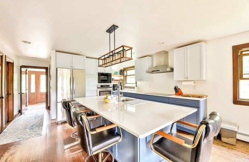 Jewett House | Modern Retreat | Near Hunter & Windham | Dog-Friendly