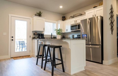 Bella Vista House | Modern Retreat near Back 40 & Lake Norwood