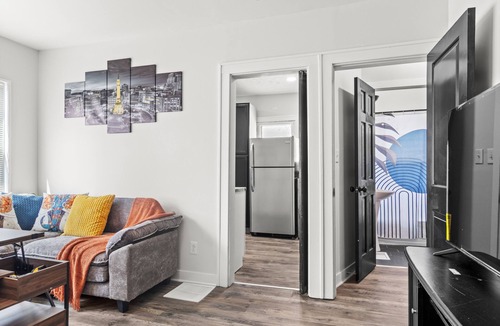 Near Eastside House | Modern Retreat with 3King Beds Prime Location