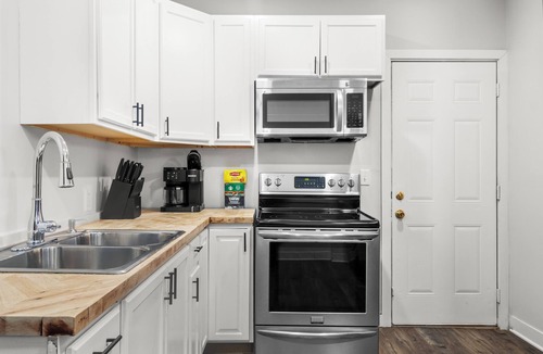Near Eastside House | Modern Retreat with 3King Beds Prime Location