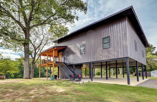Arkadelphia House | Modern, Riverfront Family House w/Balcony & Grill