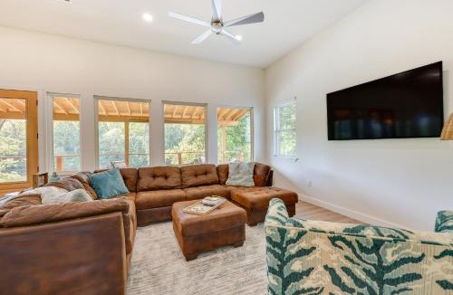 Arkadelphia House | Modern, Riverfront Family House w/Balcony & Grill
