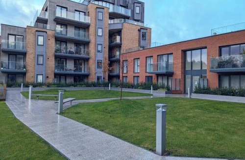 Reading Apartment | Modern Riverside Flat in central Reading, Free Parking, Fast WiFi, Near Station