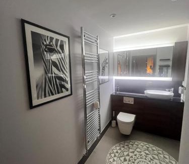 Reading Apartment | Modern Riverside Flat in central Reading, Free Parking, Fast WiFi, Near Station