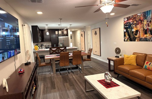 Riverside House | Modern Riverside Home Sleeps 8 Near Downtown