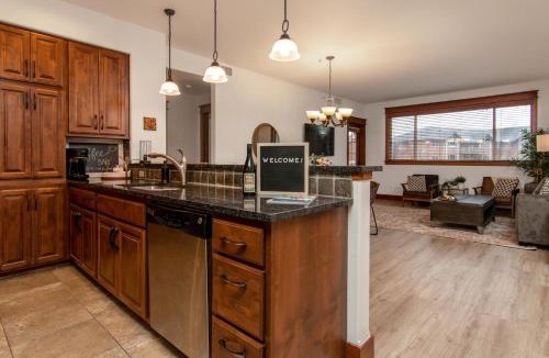 Coeur d'Alene Apartment | Modern Riverstone Condo with Grand Deck - Steps to Shops, Restaurants, Trails and River