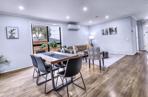 Rockbank House | Modern Rockbank Retreat Near Caroline Springs