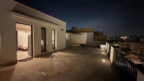 Sheikh Zayed City Apartment | Modern Rooftop Studio in Westown, Sheikh Zayed - Near GEM & SPX Airport