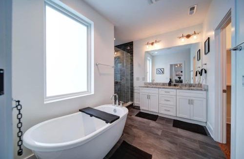 Third Ward House | Modern Rooftop Townhome w Hot Tub & Skyline Views