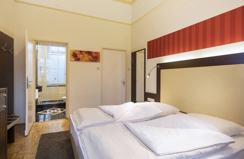Zentrum Hotel | Modern Room Just Steps from Bonn’s Top Attractions – Ideal for Urban Explorers!