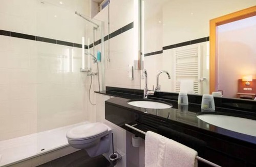Zentrum Hotel | Modern Room Just Steps from Bonn’s Top Attractions – Ideal for Urban Explorers!