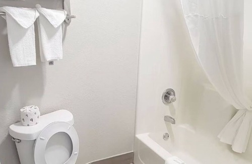 Jeffersontown Hotel | Modern Room near Bluegrass Indoor Karting | Free Parking & Breakfast!