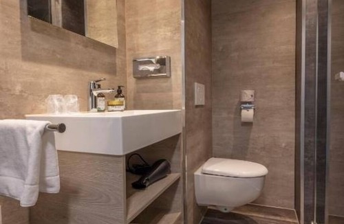 Municipality of Hellendoorn Hotel | Modern Room Perfect for Family Nature Trips Near Speelbos Nijverdal