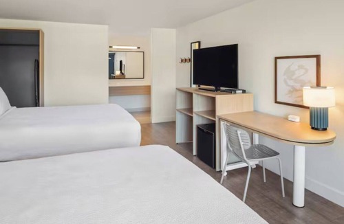 Hilton Head Island Hotel | Modern Room w/Complimentary Breakfast & Pool Access