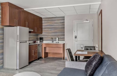 Laval Hotel | Modern Room w/Full Kitchen + King Bed + Sofa Near Centropolis