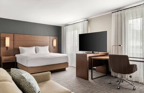 Laval Hotel | Modern Room w/Full Kitchen + King Bed + Sofa Near Centropolis