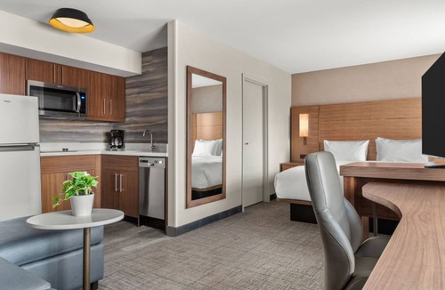 Laval Hotel | Modern Room w/Full Kitchen + King Bed + Sofa Near Centropolis