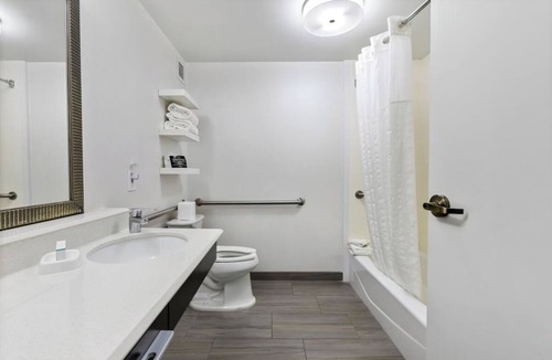 East Texas Hotel | Modern Room with Breakfast and Indoor Heated Swimming Pool Close to Dorney Park