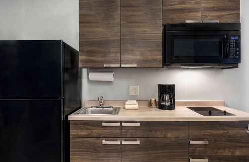 Mitchell Hotel | Modern Room with Full Kitchen and Pet-Friendly - Easy Access to Corn Palace