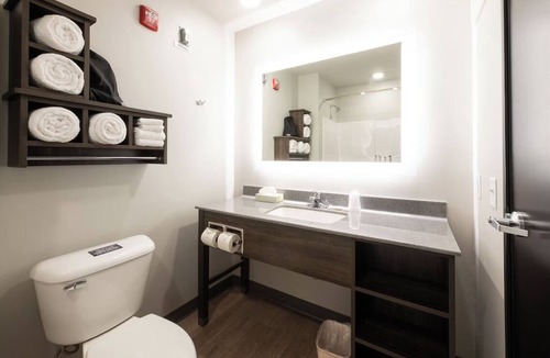 Mitchell Hotel | Modern Room with Full Kitchen and Pet-Friendly - Easy Access to Corn Palace