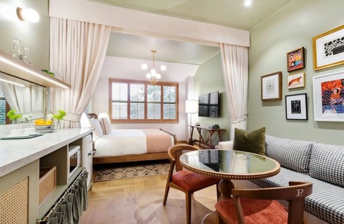 Hyde Park Hotel | Modern Room With Kitchen, Short Ride To The Tampa Museum of Art!