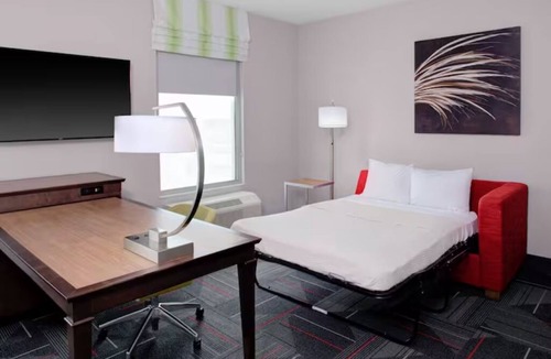 Columbus Hotel | Modern Rooms | EV Charging & Indoor Pool | Next to Scioto Downs