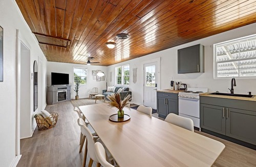 Madill House | Modern Rustic Cabin Retreat with Panoramic Lake Views in Madill, Oklahoma
