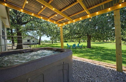 Madill House | Modern Rustic Cabin Retreat with Panoramic Lake Views in Madill, Oklahoma
