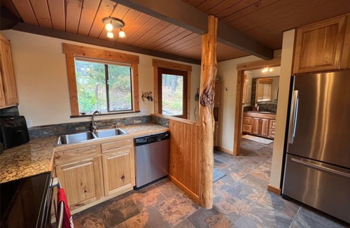 Roslyn Ridge Cabin | Modern rustic cabin w/room to spread out & relax - 5 mins from Lake Cle Elum!