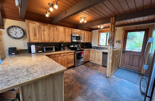 Roslyn Ridge Cabin | Modern rustic cabin w/room to spread out & relax - 5 mins from Lake Cle Elum!
