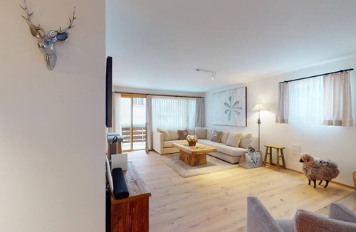 Silvaplana Apartment | Modern rustic-style 3½-room flat on the first floor, lift.