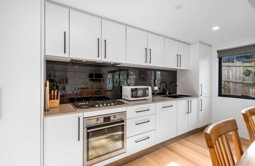 Hobart Central Business District Apartment | Modern Sandy Bay Apt - Close to Salamanca & CBD
