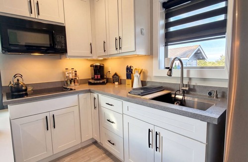 Ferndale Apartment | Modern Sandy Point studio: Golf Views & Beach Walk