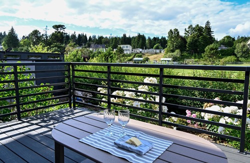 Ferndale Apartment | Modern Sandy Point studio: Golf Views & Beach Walk